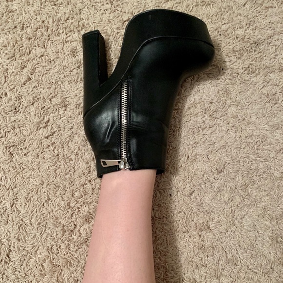 🖤⛓Faux Black SideZip Platform Bootie ⛓🖤 - Picture 4 of 5